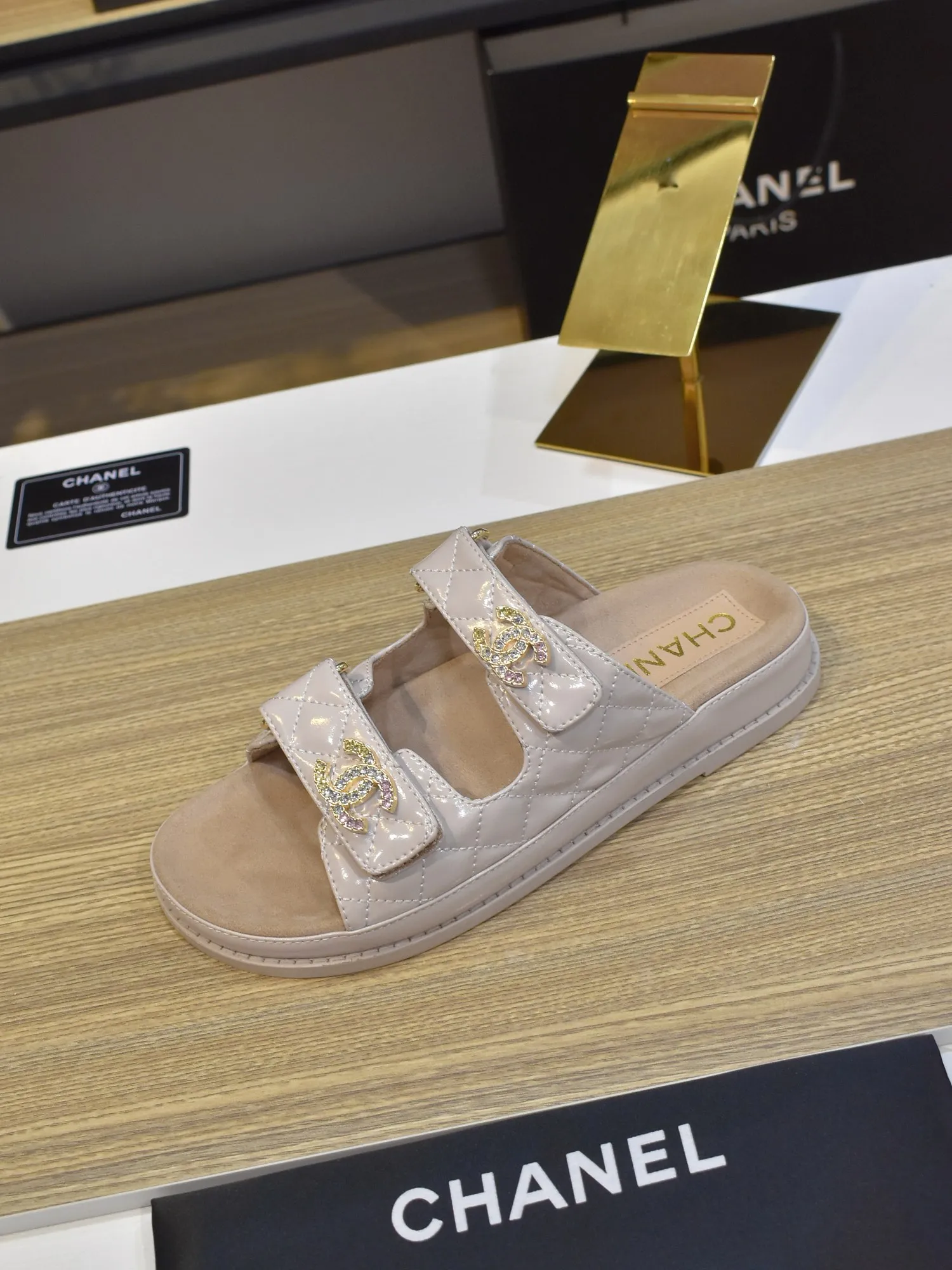 👟👟Ex-factory price 420👟👟 𝑐ℎ𝒶𝓃𝓮𝓁 2025 early spring double pearl latest season new Velcro slippers ————————————❤ European purchasing agent & fragrance grandma’s new fashion latest layout 🔛 Small fragrance sandals that exude lasting charm ~ The original development supports any comparison in the market 🆚The so-called smooth and natural lines To restore the original look, many celebrities have recommended it as one of the must-have items for spring. It is super comfortable on the feet! [Top version] ⚫ Size: 35-41 (41-42 customized, non-returnable)